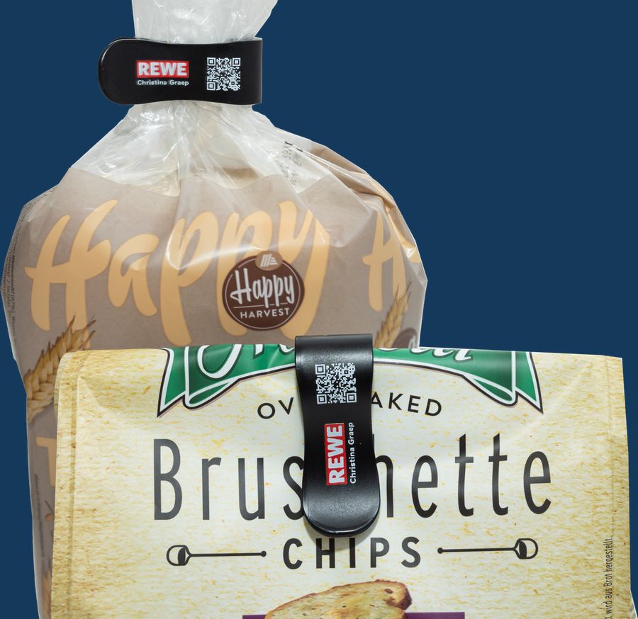 Ocean Clamps mit REWE-Marktnamen und QR-Code verschließen Brot- und Chipstüten
