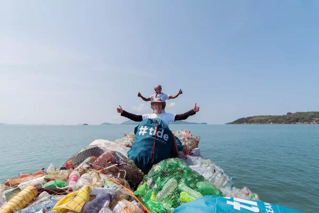 Sammler bringen Kunststoffabfall für #tide an Land